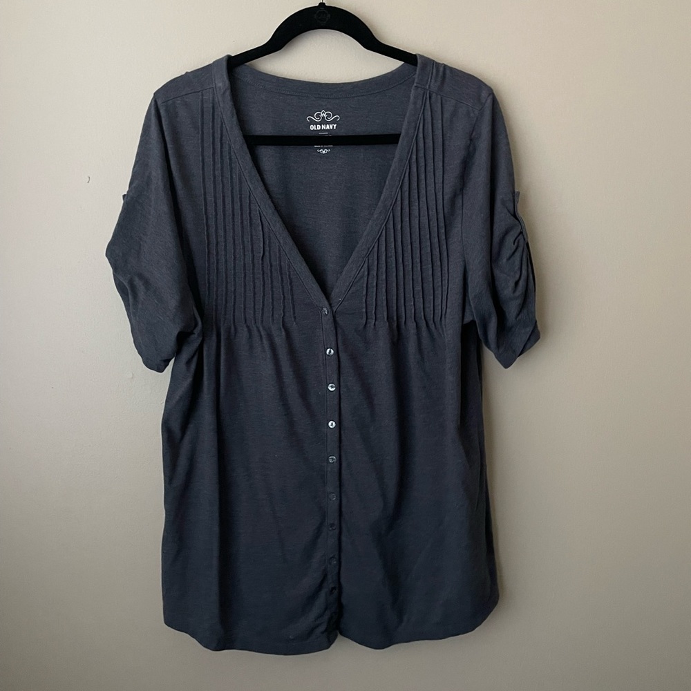 XL gray t-shirt short-sleeve button up. V neck. Option to roll up sleeves